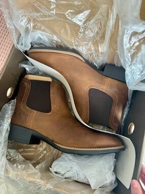 Ariat Booker Ultra Leather Ankle Boots
